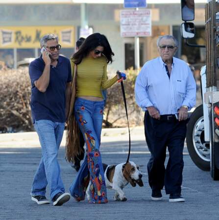 Sur le tournage de Suburbicon, George Clooney fait une pause avec sa femme, son chien… et son beau-père !
