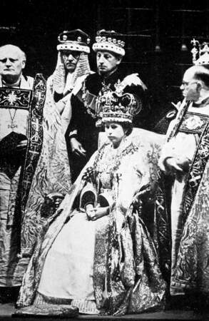 George VI meurt en 1952, Elizabeth devient reine