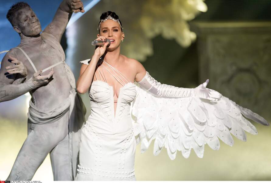 Katy Perry radieuse dans son costume d'ange