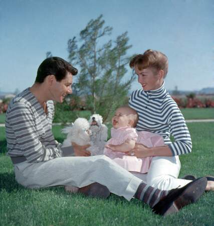 Carrie Fisher entourée de ses parents Debbie Reynolds et Eddie Fisher en 1957