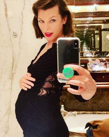 On commence par cette heureuse nouvelle : Milla Jovovich est enceinte de son troisième enfant ! 