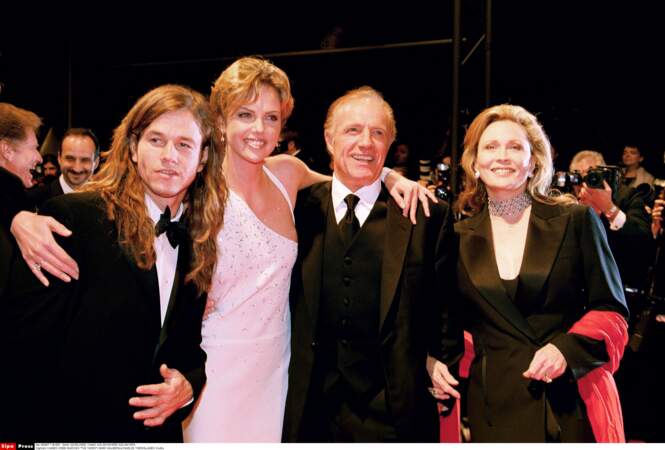 Charlize Théron entourée de Mark Walbergh, James Caan et Faye Dunaway pour "The Yards", en 2000.