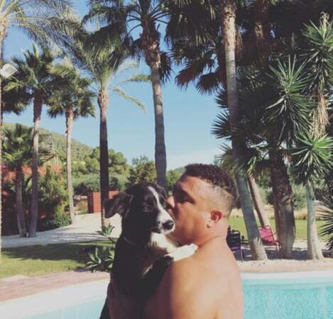 L'instant mignon : Ronaldo (le Brésilien) a fait un gros bisou à son chien.