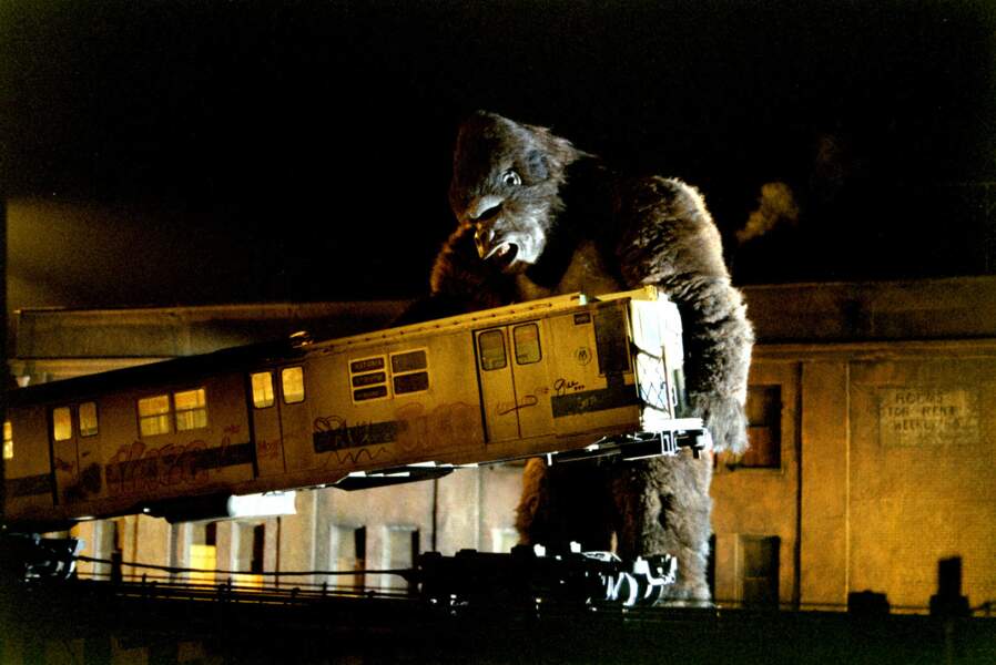 King Kong adore jouer avec son métro électrique...