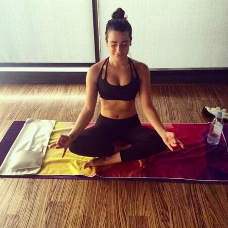 Pendant ce temps, Lea Michele se zénifie en faisant du yoga !