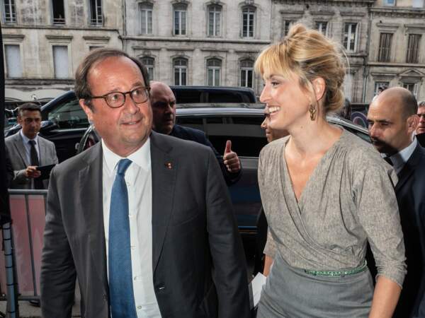 Francois Hollande et Julie Gayet arrivent pour la soirée d'ouverture du Festival