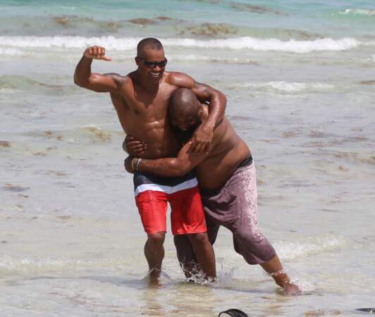 Quelle violence ! Shemar Moore mettait une raclée à son cousin sur la plage de Miami.