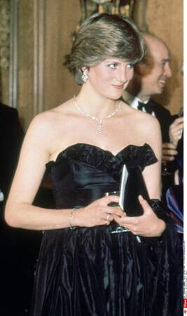 Première sortie officielle, Lady Diana Spencer jeune fiancée, porte une robe bustier en taffetas de soie noire