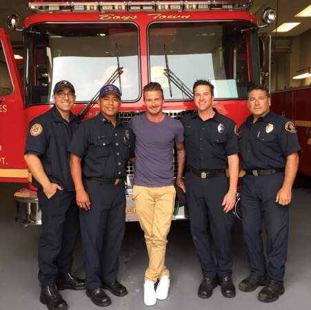 L'image de la fin : quand David Beckham pose avec des pompiers, ça fait GRAOU.