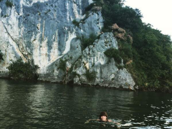 De passage pour sa tournée, Lou Doillon a nagé dans le lac d'Aix-les-Bains. Toue nue. Ben non ! 