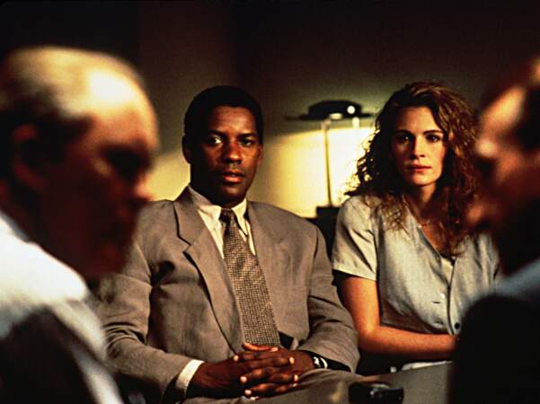 En mode sérieux pour L'affaire Pélican (1993) où elle est une brillante étudiante en droit avec Denzel Washington