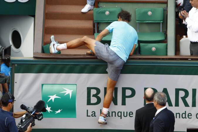 Après sa victoire, Nadal a escaladé la tribune pour rejoindre ses proches.