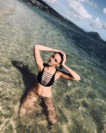 Un peu de sexy pour se réchauffer : Delphine Wespiser a pris la pose en bikini à Hawaii. 