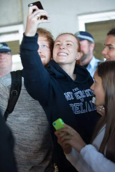 Encore une qui s'est rendue à l'aéroport pour voir sa star, Ed Sheeran.