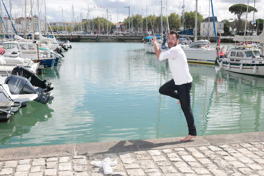 Là, l'ex-star du Morning Live feint un saut dans le port de La Rochelle