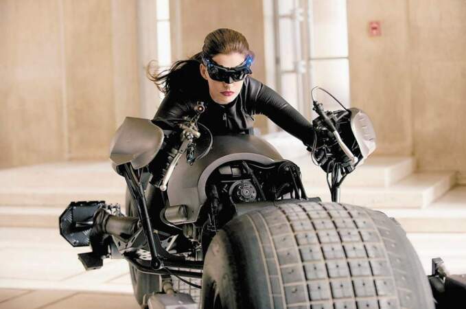 Anne Hathaway dans la peau de Catwoman prête à rouler à toute vitesse avec la Bat-moto