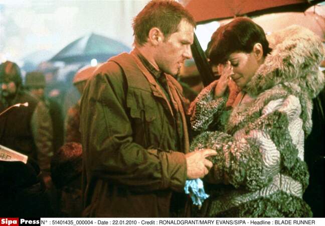 Avec un androïde : Harrison Ford et la répliquante Sean Young dans Blade Runner (1982)