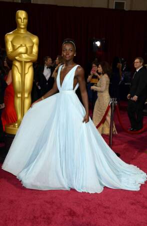Lupita Nyong'o absolument divine dans cette robe voluptueuse