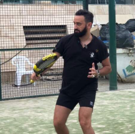 Enfin, Cyril Hanouna n'est jamais loin des courts de tennis... et s'exerce au padel
