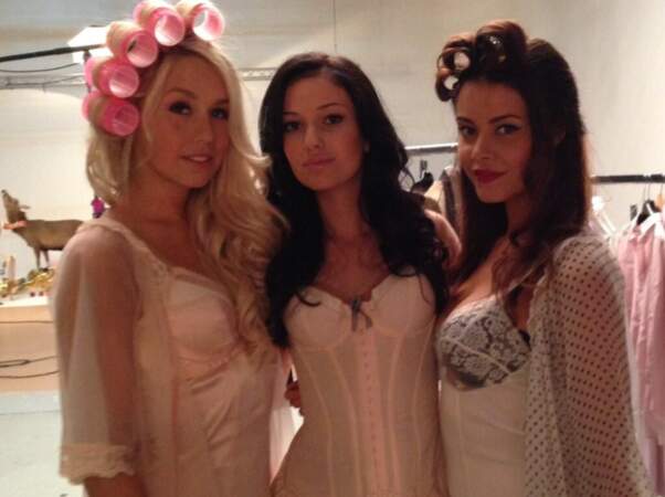 Les trois belles Laetitia, Coralie et Jade en plein maquillage ! 
