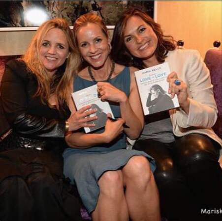 Séance de dédicaces pour son livre entourée de l'actrice Mariska Hargitay (à droite) et sa petite amie Claire Munn 