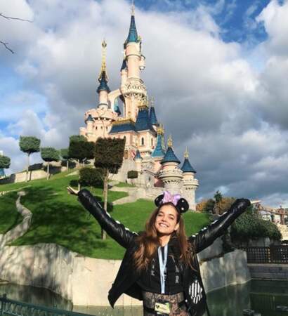 En tout cas, il y en avait une qui était contente d'être à Disneyland Paris. N'est-ce pas Barbara Palvin ? 