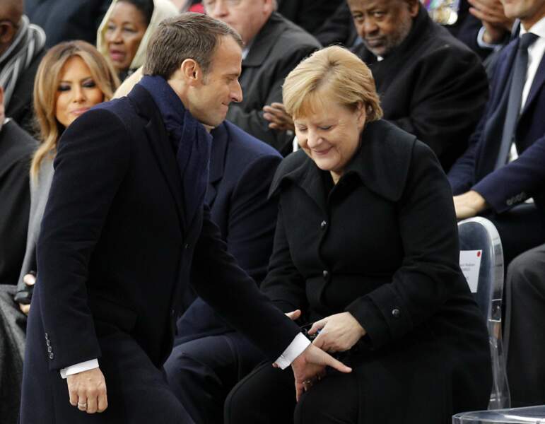 Emmanuel Macron taquin avec Angela Merkel