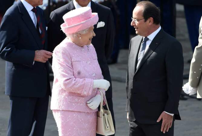 La reine Elisabeth II et François Hollande lors des commémorations du 70e anniversaire du Débarquement