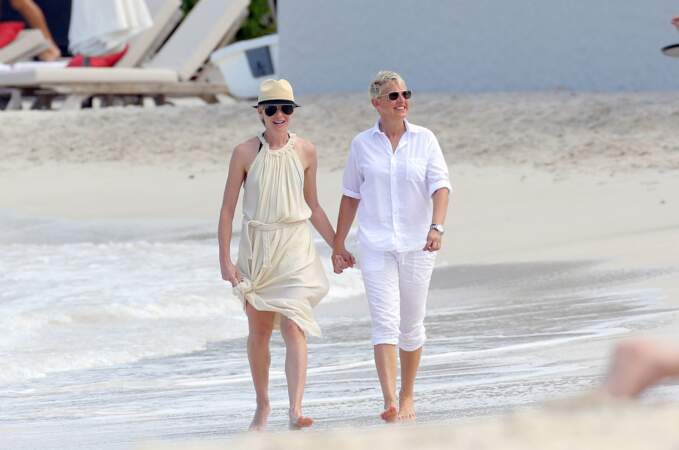 Promenade main dans la main sur la plage pour Ellen DeGeneres et Portia de Rossi. 