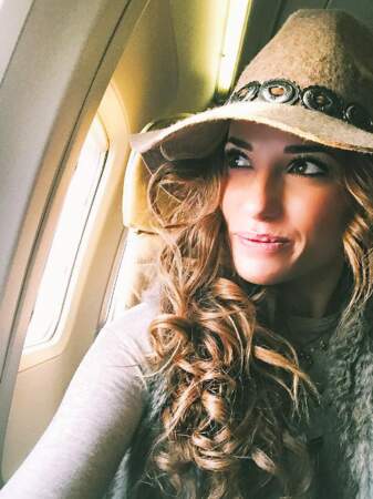 ... en avion avec un autre chapeau...