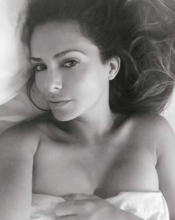 Selfie au lit pour Clara Morgane. 