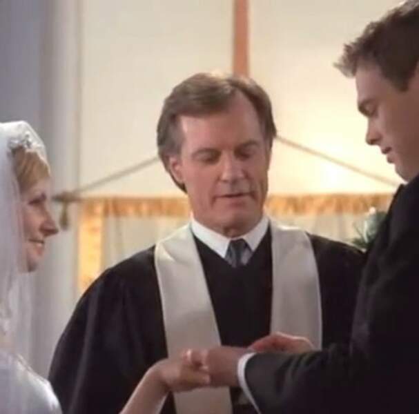 Ils sont mariés par le révérend Camden, père de Lucy, lors de la septième saison du show