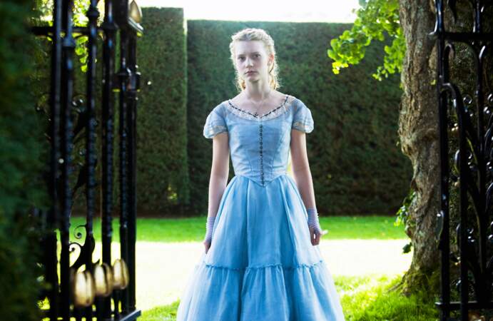 Dans les films de Tim Burton (2010) et de James Bobin (2016), c'est Mia Wasikowska qui incarne la douce Alice