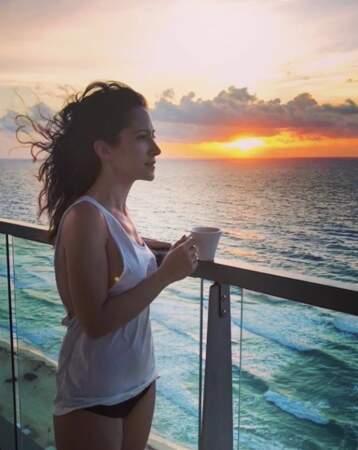 Fabienne Carat profite du joli lever de soleil de Cancun, au Mexique