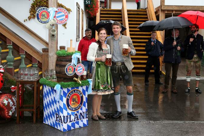 Thomas Müller et sa femme Lisa... en compagnie d'un tonneau de bière et de deux chopes.