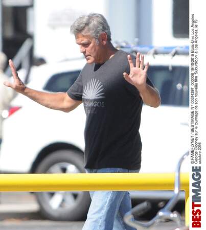 Sur le tournage de son nouveau film, Suburbicon, les choses n'ont pas l'air simple pour George Clooney…