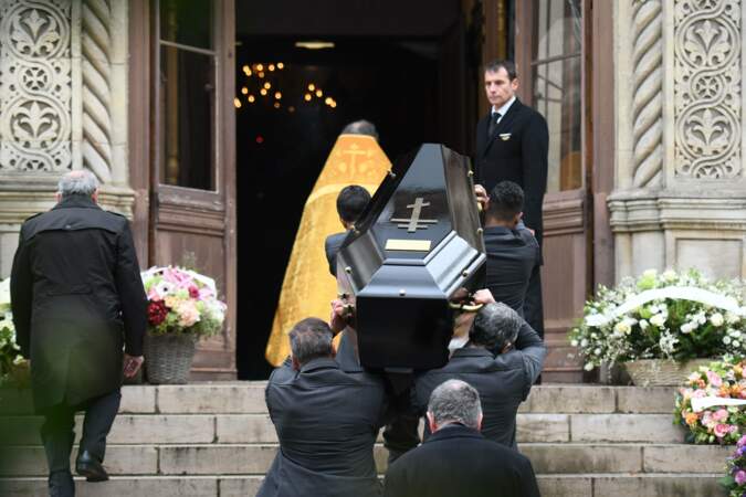 Le cercueil de Michel Legrand arrive à l'Eglise
