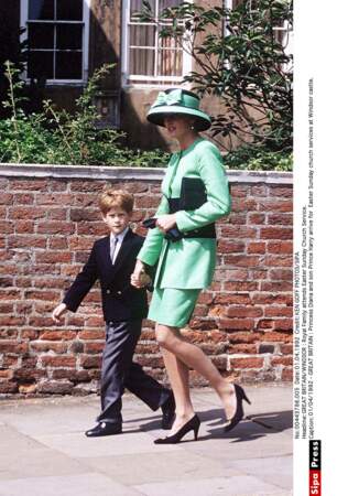 Dimanche de Pâques, Diana légère et distinguée emmène le Prince Harry à la messe au château de Windsor