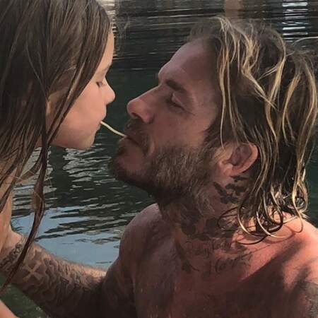 Instant mignon : David Beckham et sa fille Harper partagent un tendre moment dans la piscine 