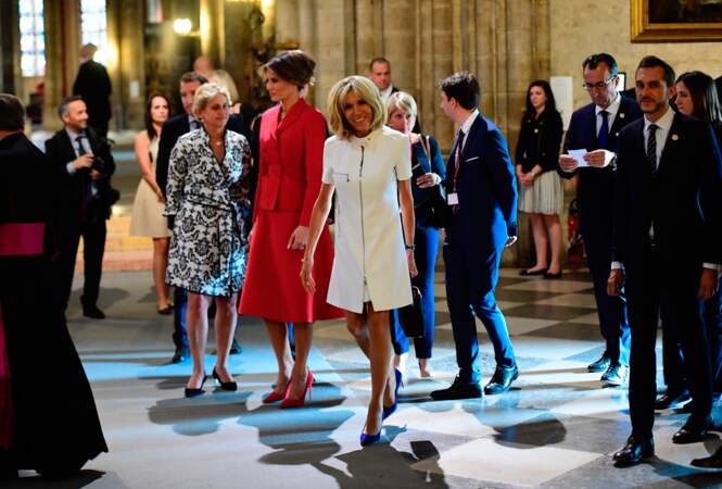 Brigitte Macron et Melania Trump pénètrent dans Notre Dame