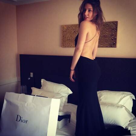 La voilà à Cannes, avec un joli cadeau de Dior. À tomber.
