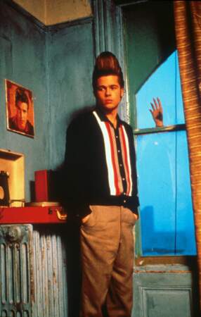 Brad Pitt la mèche en l'air dans Johnny Suede (1991)