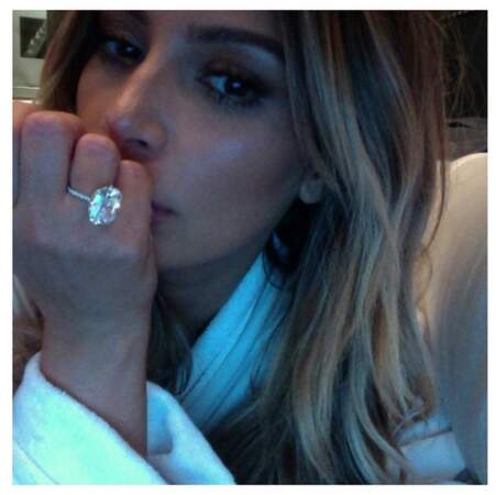 Et le selfie peignoir de Kim Kardashian, qui met bien en avant sa grosse bague. Pas bête !