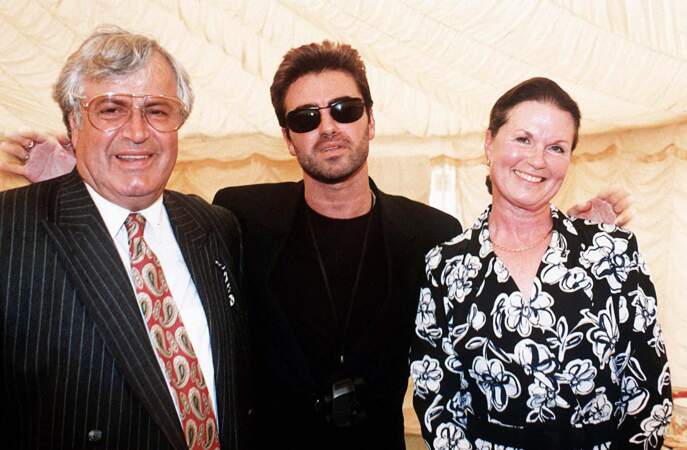 Voici Georgios Panayiotou aux côtés de ses parents. 