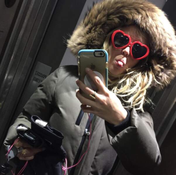 Parée pour affronter le froid, Enora Malagré se prête à l'art du selfie...