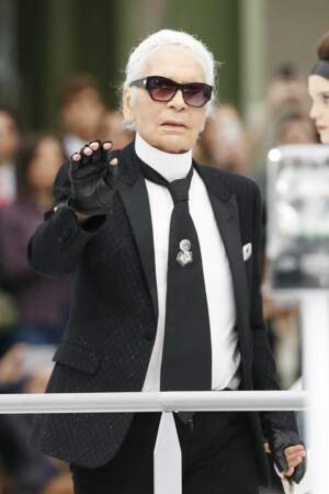 Mais quel âge peut donc avoir le couturier Karl Lagerfeld ? Le mystère dure mais il aurait en réalité 83 ans !