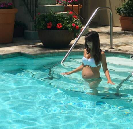 Son petit plaisir : traîner à la piscine en attendant (son troisième) bébé. 