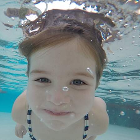La petite Harper est tellement mignonne que même sous l'eau, elle est choupette