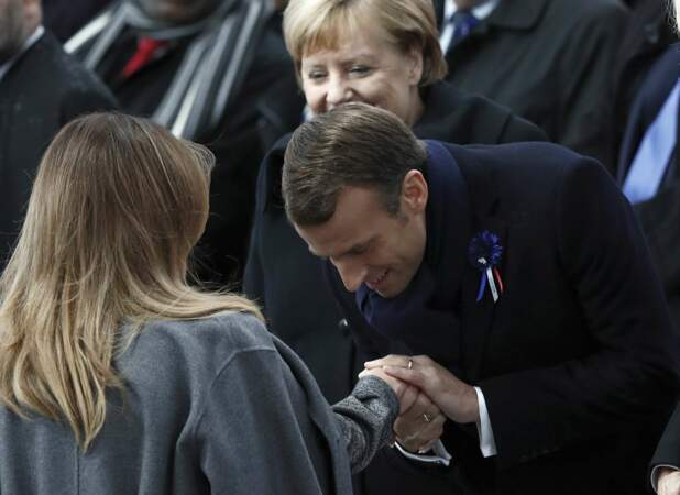Emmanuel Macron accueille Melania Trump façon gentleman