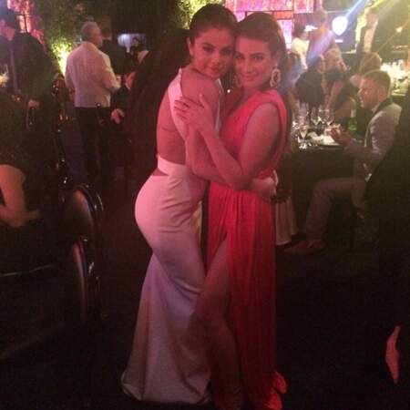Lea Michele a retrouvé sa copine Selena Gomez, très sexy en blanc ! 